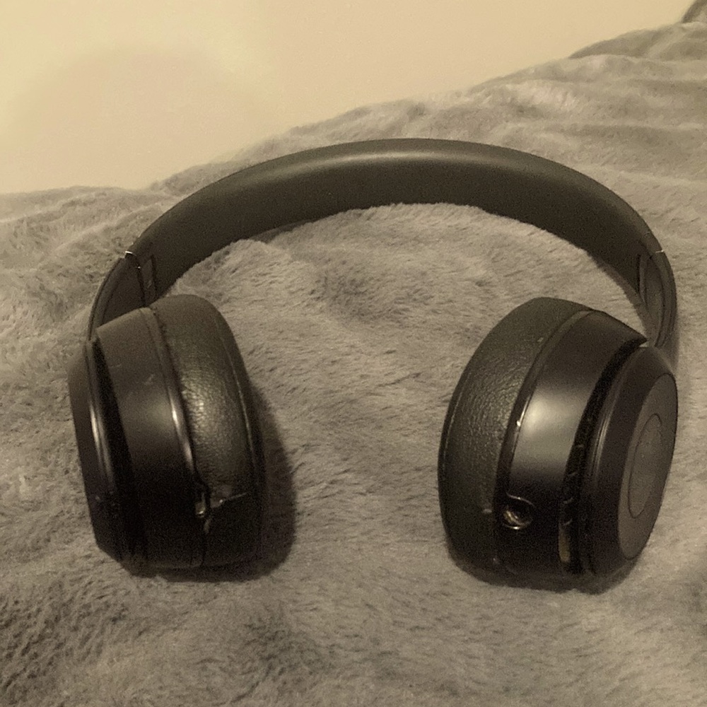 Beats Solo 3 black 1 small rip